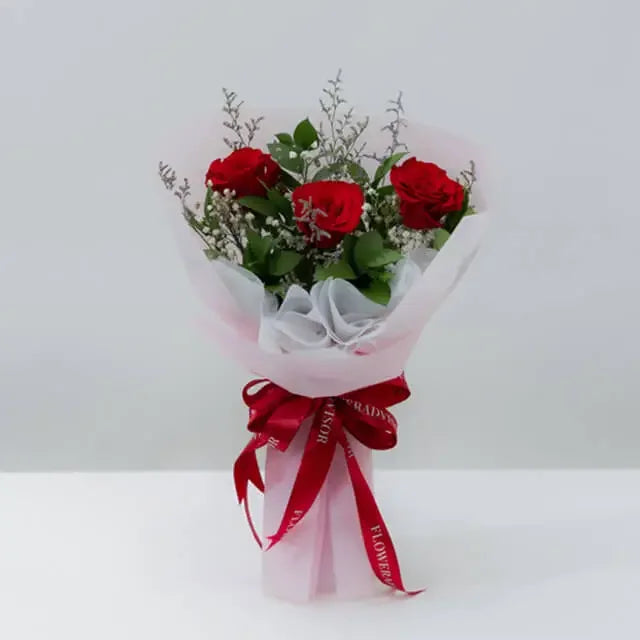 Red Rose Embrace untuk piknik anniversary sederhana dan romantis