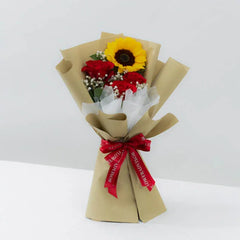 Bouquet bunga merah dan matahari, dikemas rapi dengan pita merah, online florist terpercaya