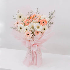 Bouquet bunga segar dari online florist dengan pita pink dan bunga gerbera cantik
