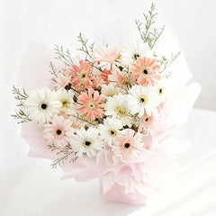 Buket bunga gerbera putih dan peach dari online florist, dibungkus kertas pink lembut