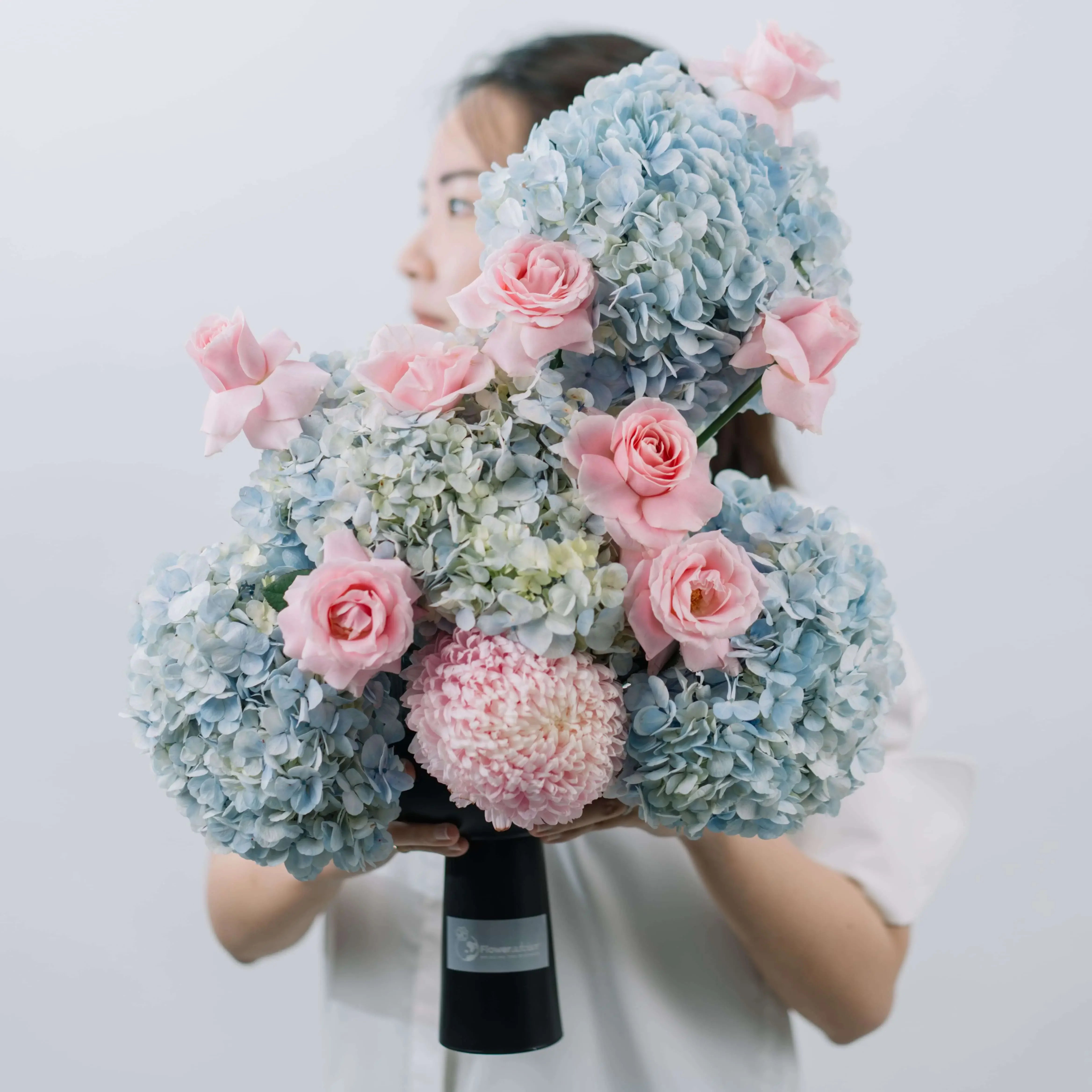Bouquet bunga mawar pink dan hydrangea biru dari online florist, cocok untuk hadiah istimewa.