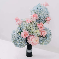 Bouquet bunga mawar pink dan hydrangea biru dari online florist, cocok untuk hadiah istimewa.