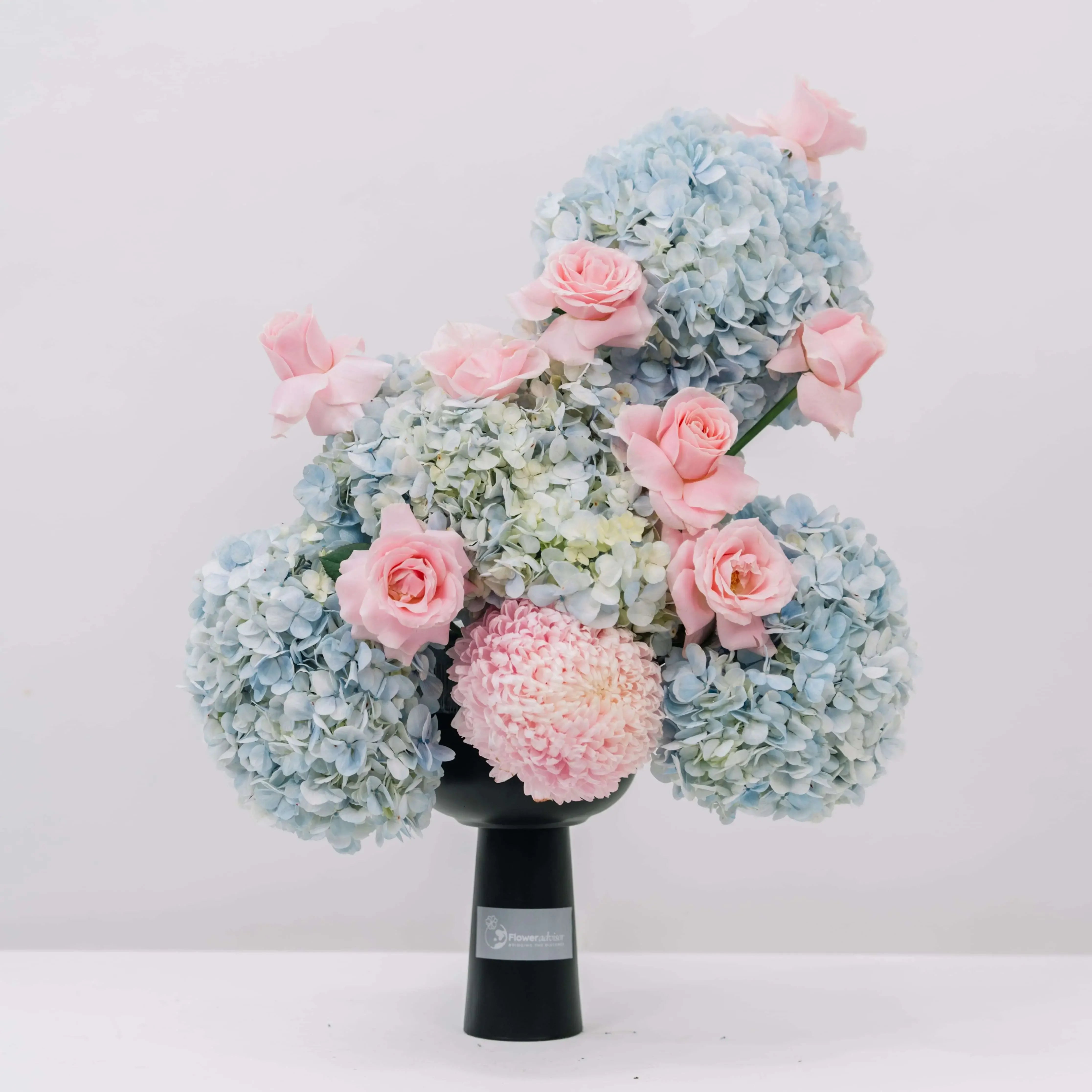 Bouquet bunga mawar pink dan hydrangea biru dari online florist, cocok untuk hadiah istimewa.