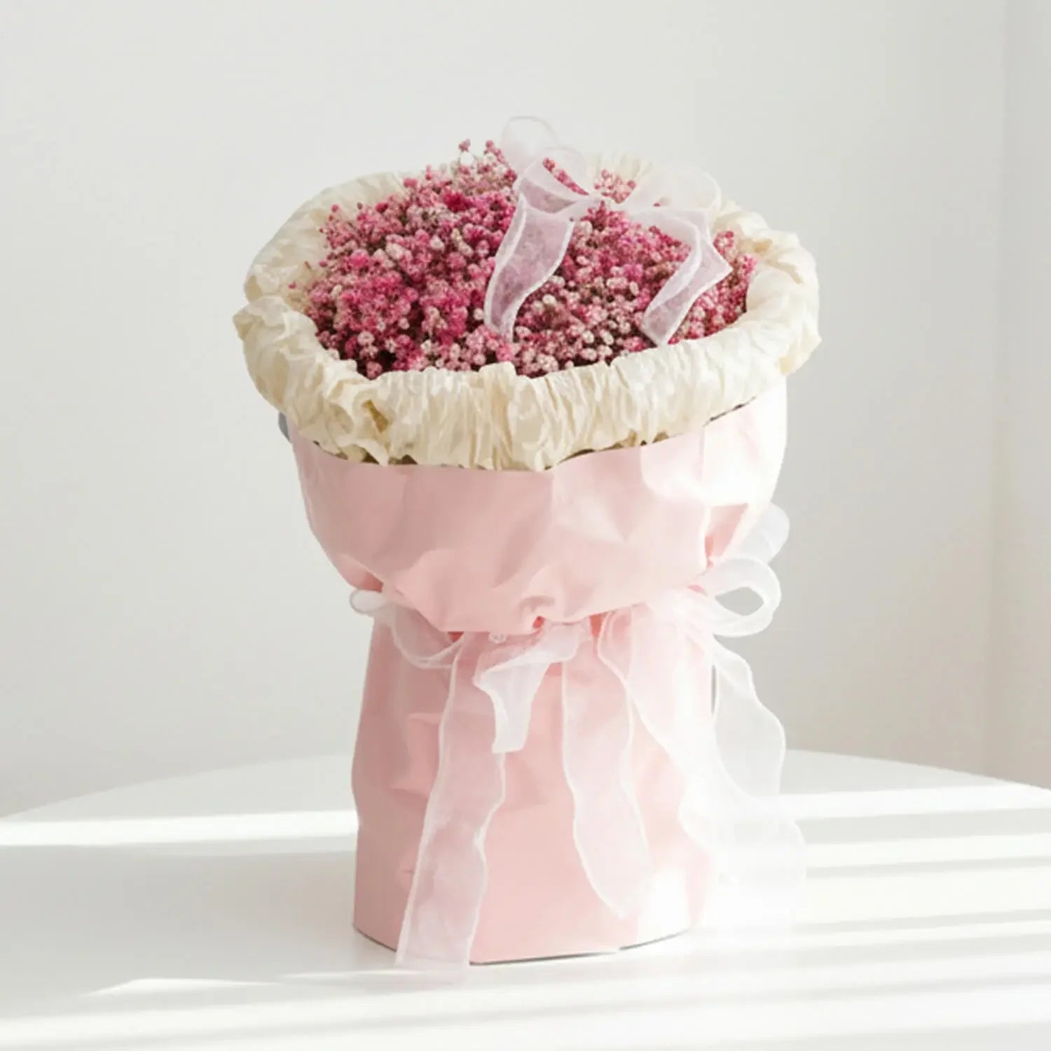 Bouquet bunga mawar merah muda dengan pita putih, online florist terpercaya