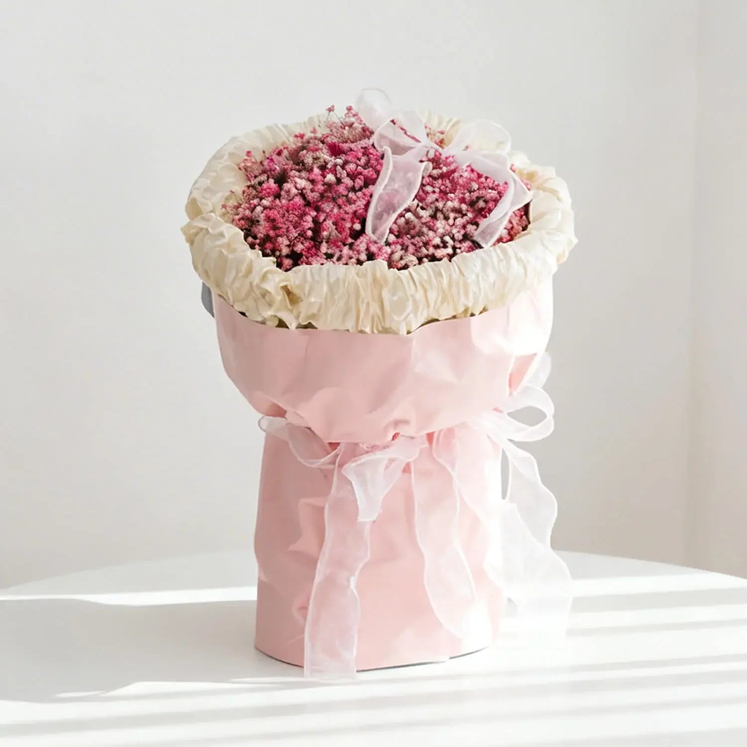 Buket bunga kering merah muda cantik dengan pita putih, layanan online florist terpercaya