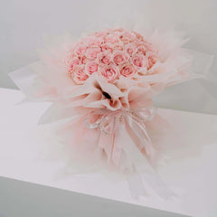 Bouquet mawar pink cantik dari online florist, dikemas elegan dengan pita dan kertas transparan.