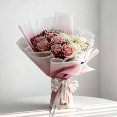 Bouquet mawar pink dan putih dari online florist, dibungkus elegan dengan pita