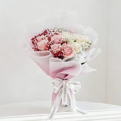 Bouquet mawar pink dan putih dari online florist, dikemas elegan dengan pita putih