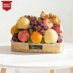 Keranjang buah segar dengan apel, anggur, dan jeruk, hadiah ideal dari online florist terpercaya