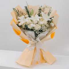 Buket bunga putih elegan dengan lili dan mawar, dibungkus kertas krem dan pita, online florist