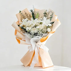 Bouquet bunga putih elegan dari online florist, dikemas rapi dengan pita putih dan kertas cokelat muda.