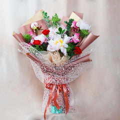 Bouquet bunga cantik dengan pita merah, ideal untuk hadiah, dari online florist terpercaya